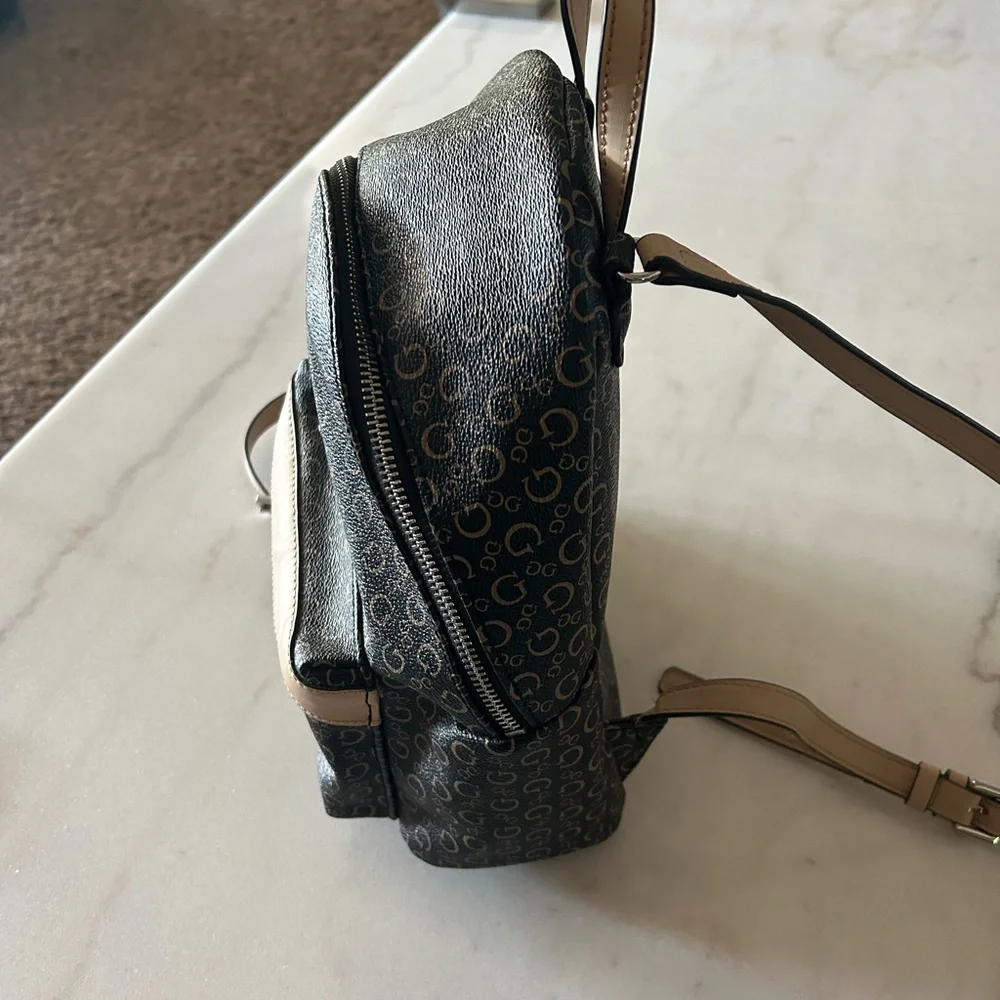 Guess mini backpack - Picture 2 of 3